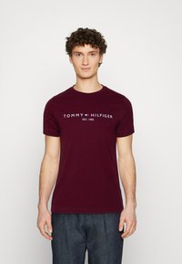 Tommy Hilfiger TOMMY LOGO TEE - T-shirt estampada - deep rouge