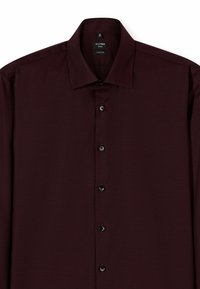 Bordeauxrotes Langarmhemd aus strukturiertem Stoff mit schmaler Passform, ausgestattet mit spitzem Kragen und schwarzen Knöpfen entlang der Vorderseite.