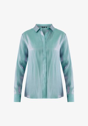 Blusa verde claro con un suave brillo, de mangas largas y cuello. Presenta un cierre frontal de botones y una tela suave y texturizada.