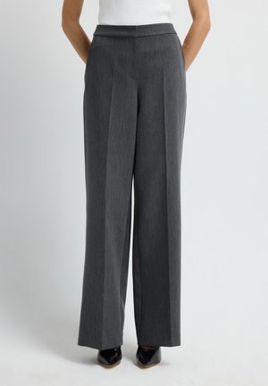 Grijze, op maat gemaakte wijde broek met platte voorkant, verticale streepjes en zakken. Glad wol-mix stof, afgewerkt met een nette zoom.