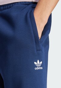adidas Originals ESSENTIAL - Tréningruha alsók - night indigo