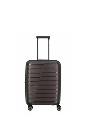 Valise rigide marron foncé avec des rainures horizontales, une poignée rétractable, quatre roues pivotantes et une petite plaque logo à l'avant.