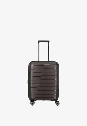 Valise rigide marron foncé avec des rainures horizontales, une poignée rétractable, quatre roues pivotantes et une petite plaque logo à l'avant.