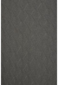 Strickstoff mit einem strukturierten Rautenmuster in Dunkelgrau. Die Oberfläche hat einen subtilen Glanz und erscheint weich und dehnbar.