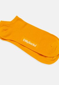 Calzini in cotone arancione con una texture a costine, caratterizzati da un logo bianco "DillySocks" stampato sul lato. Design alla caviglia.