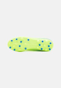 Suela de bota de fútbol en un vibrante verde con tacos azules. Presenta un patrón texturizado y un diseño aerodinámico para tracción en superficies de césped.