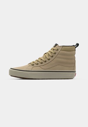 Zapatillas altas en tono marrón, hechas de ante y tela, con cordones circulares, suela de goma, acentos laterales y un detalle de logo en negro y rojo.