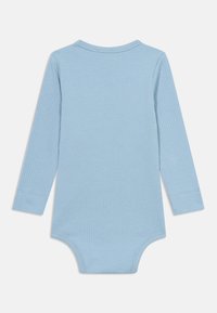 Βρεφικό κορμάκι με μακριά μανίκια σε ανοιχτό μπλε χρώμα με ραβδώσεις, με στρογγυλή λαιμόκοψη, απεικονιζόμενο από πίσω σε λευκό φόντο.