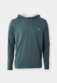 Dlhý rukáv s kapucňou v tmavo námorníckej farbe. Má svetlo šedú kapucňu vo vnútri a malú bielu logo "BOSS" na hrudi.