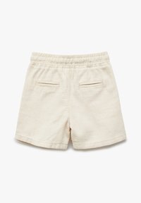 Pantalones cortos de lino en color beige con cintura elástica, que cuentan con dos bolsillos traseros y una textura suave, cortados a la altura del muslo.