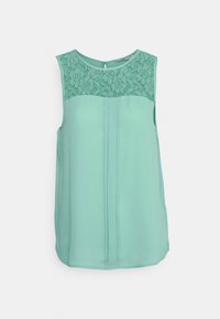 Top sem mangas em verde menta claro, apresentando uma camada de renda na parte superior da frente e um tecido suave e fluido com pregas subtis.