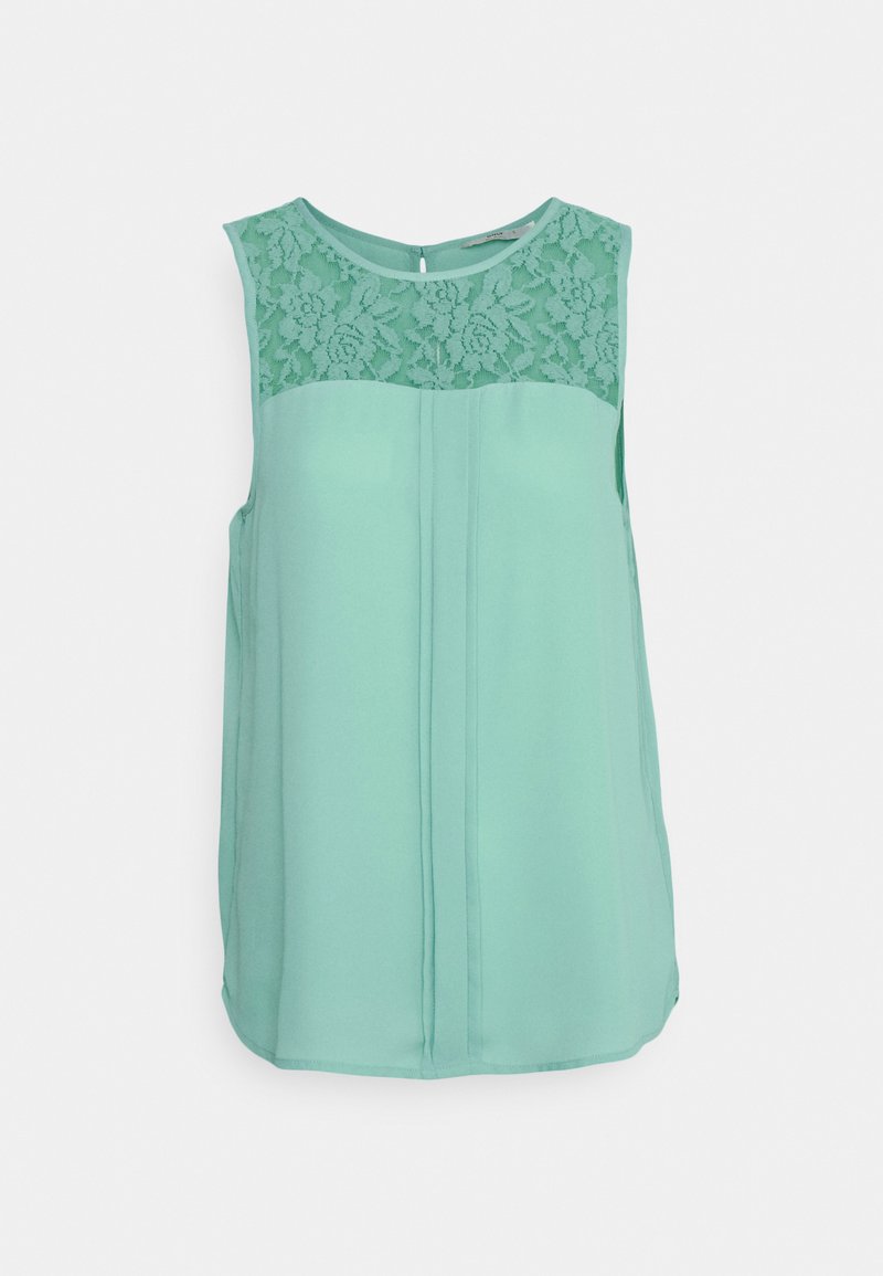 Top sem mangas em verde menta claro, apresentando uma camada de renda na parte superior da frente e um tecido suave e fluido com pregas subtis.