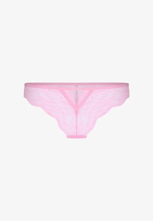 Roze kanten damesbikiniondergoed met bloemmotieven en gegolfde randen op een witte achtergrond.