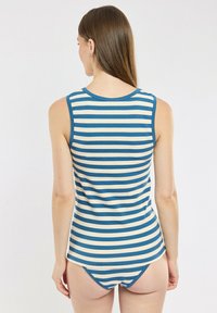 Débardeur rayé bleu et crème avec un col rond et une conception sans manches, arborant une coupe ajustée et une texture lisse.
