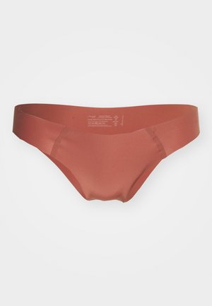 Rode stoffen slip met een gladde textuur en geïntegreerde tailleband, met minimale naden en zonder patronen of hardware.