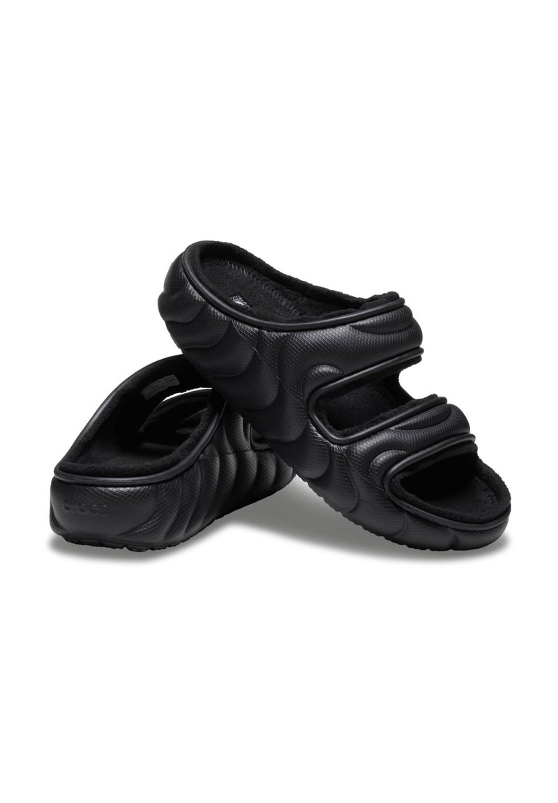 Zwarte klompen met een gestructureerde synthetische bovenkant, open neus, twee verstelbare banden en een zachte voering voor comfort.