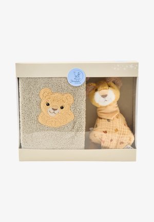 Il set include un asciugamano grigio texturizzato con un design a forma di faccia di orso e un morbido peluche di leone con un tessuto beige a pattern.