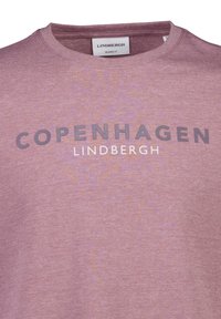Valkoinen rento t-paita, jossa on pyöreä pääntie. Siinä on graafinen tekstisuunnittelu: "KOPENHAGENA" tummanharmaalla ja "LINDBERGH" valkoisella.