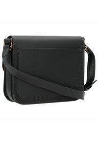 Borsa a tracolla in pelle nera con design strutturato, texture liscia e dettagli in metallo dorato; presenta una tracolla regolabile e una tasca piatta.