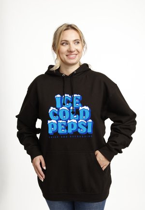 Sort hættetrøje med et stort blåt grafisk tryk, der står "ICE COLD PEPSI" med hvide sne-detaljer. Den har en frontlomme og snore i hætten.