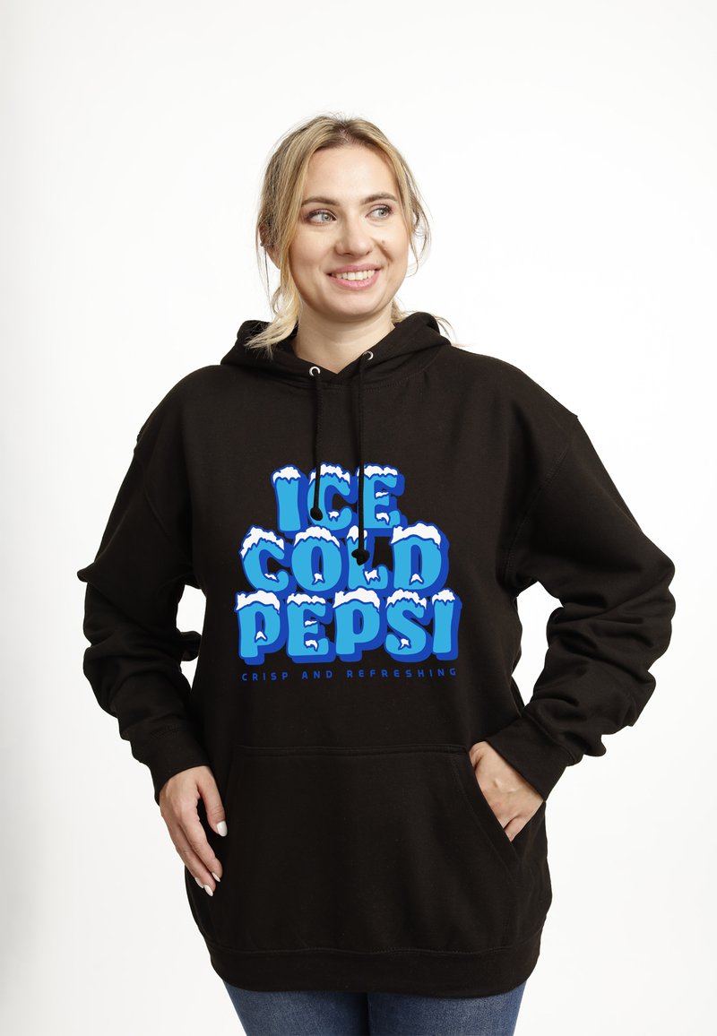 Felpa nera con cappuccio caratterizzata da una grande grafica blu con la scritta "ICE COLD PEPSI" e riflessi bianchi che richiamano la neve. Presenta una tasca frontale e un cappuccio regolabile.