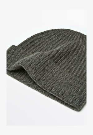 Berretto di maglia grigia con una texture a coste, caratterizzato da un design con risvolto. Realizzato in materiale morbido simile alla lana.