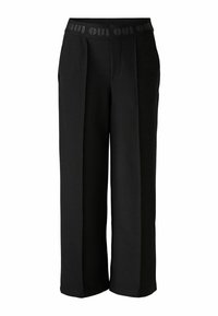 Zwarte wijde broek gemaakt van gladde stof met een brede tailleband waarop het herhaalde "OUI" logo staat en met voorplooien voor extra structuur.