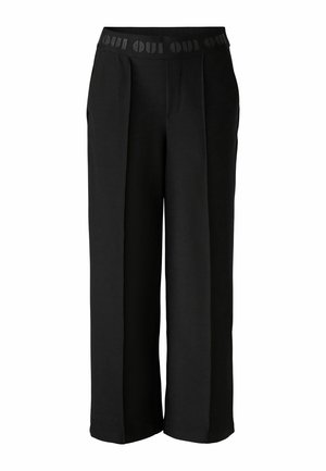 Schwarze weit geschnittene Hose aus glattem Stoff mit einem breiten Bund, der mit dem wiederholten "OUI"-Logo versehen ist, und vorderen Falten für zusätzliche Struktur.