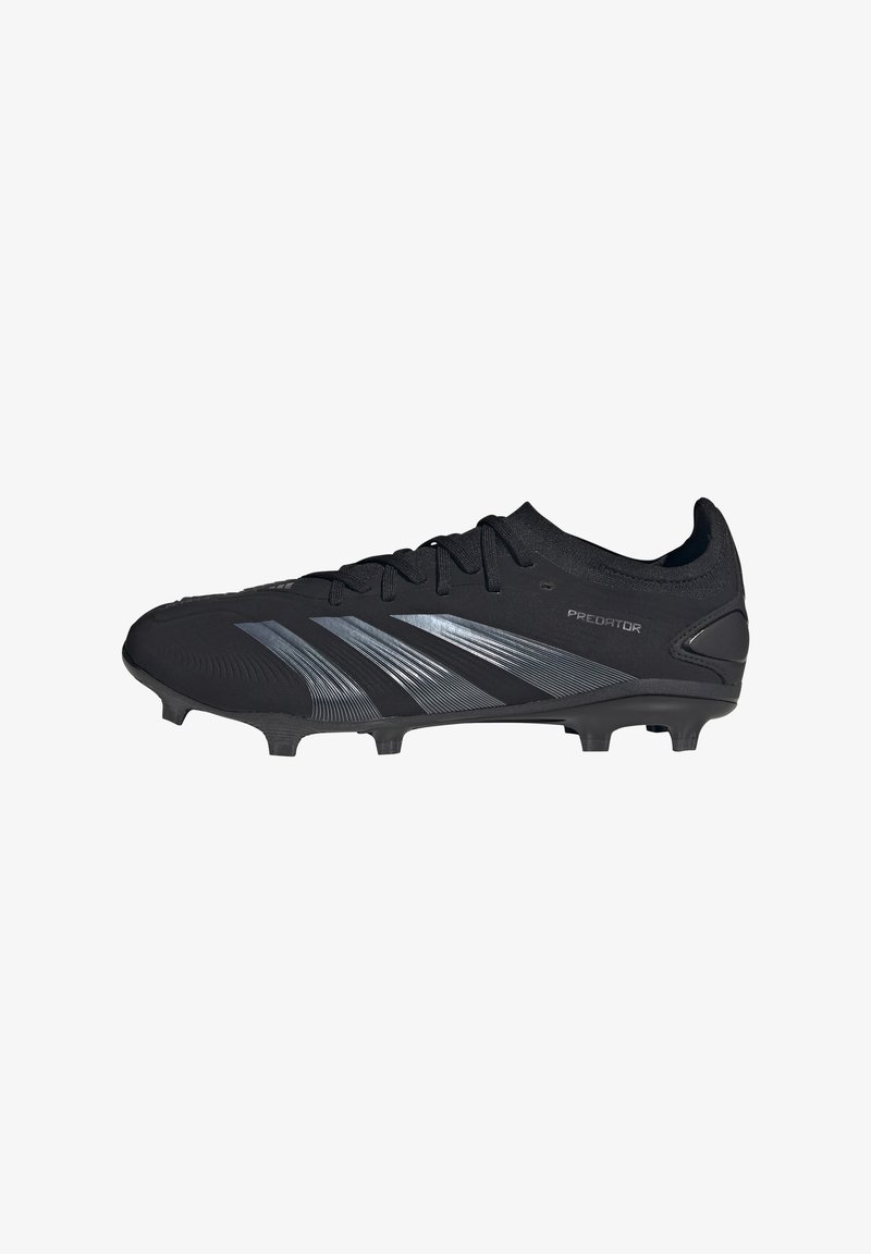 Crampons de football noirs avec un design élégant, une tige texturée et des bandes argentées accentuées, dotées de pointes moulées pour une meilleure traction.