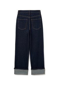 Jean oscuro de denim con puños doblados, diseño de cinco bolsillos y costuras en contraste. La vista trasera muestra dos bolsillos traseros contorneados.