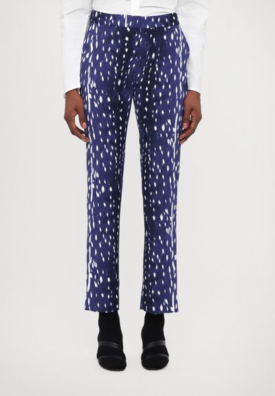 Pantaloni cu un model din material albastru cu stropi albi, cu croi drept și o textură fină. Asortați cu încălțăminte neagră.