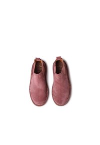 Zapatos para niños en suave ante rosa con paneles laterales elásticos, tiradores de agarre y costuras de contraste a lo largo de los bordes. Diseño de punta redondeada.