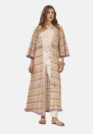 Kimono largo y abierto por delante, hecho de tela tejida multicolor con patrones en oro, morado y crema, que presenta mangas anchas y detalles de flecos.