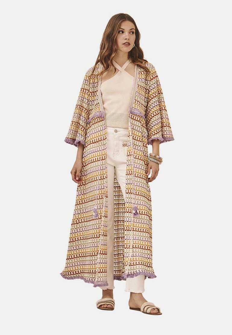 Kimono largo y abierto por delante, hecho de tela tejida multicolor con patrones en oro, morado y crema, que presenta mangas anchas y detalles de flecos.