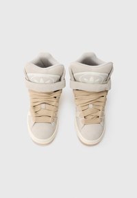 Υψηλά αθλητικά παπούτσια από κρεμ σουέντ με μπεζ υφασμάτινα κορδόνια, διαθέτουν επενδυμένο γιακά και εμβληματική λεπτομέρεια λογότυπου στις πλευρές. Επίπεδη ελαστική σόλα.