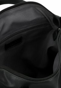 Innenansicht einer schwarzen Ledertasche mit glatter Textur, Reißverschlusstasche und schlichtem Stofffutter ohne zusätzliche Muster oder Akzente.