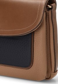 Bolso de mano de cuero marrón y azul marino con acabado texturizado, cierre con solapa y costuras en contraste. Presenta detalles en hardware de tono dorado.