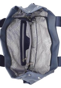 Blå tygkasse med en texturerad yta. Interiören har grå foder med tryckt text och ett fack med dragkedja. Två fickor med dragkedja.