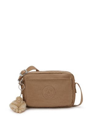 Khaki torba na ramię o teksturze materiału, z suwakiem, naszywką z logo oraz akcentem w postaci pluszowego breloczka z małpką. W zestawie regulowany pasek.