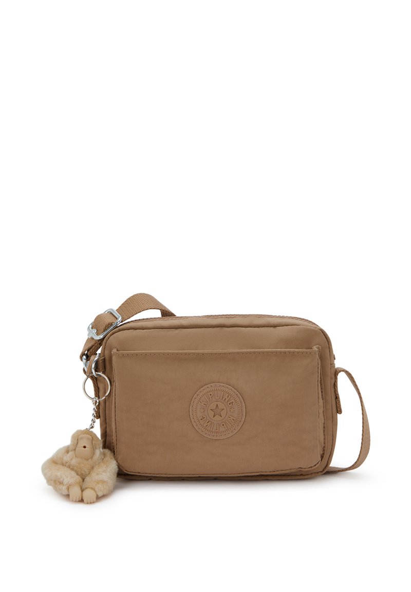 Borsa a tracolla color khaki con texture in tessuto, chiusura con zip, patch con logo e un portachiavi a forma di scimmietta in peluche come accent. Inclusa tracolla regolabile.