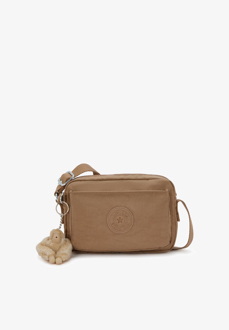 Borsa a tracolla color khaki con texture in tessuto, chiusura con zip, patch con logo e un portachiavi a forma di scimmietta in peluche come accent. Inclusa tracolla regolabile.