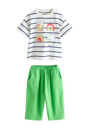 Hvid og navystribet t-shirt med korte ærmer med farverige regnbuer og solmotiver, kombineret med lysegrønne elastiske shorts med lommer.