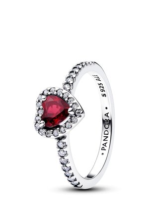 Silberner Ring mit einem herzförmigen roten Edelstein, umgeben von kleinen klaren Steinen, mit "PANDORA S 925 ALE" auf der Innenseite des Rings graviert.