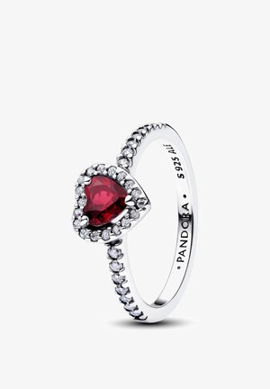 Anello d'argento con una gemma rossa a forma di cuore circondata da piccoli pietre trasparenti, inciso con "PANDORA S 925 ALE" all'interno della fascia.