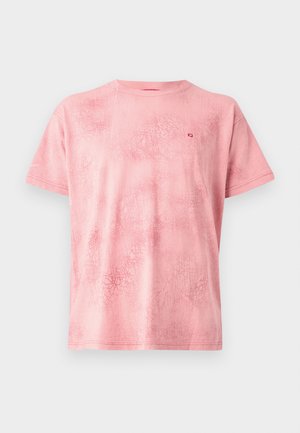 Tricou scurt din material textil, de culoare roz, cu un model texturat și crăpat. Decolteu rotund și detaliu cu logo pe piept. Material moale, croială lejeră.