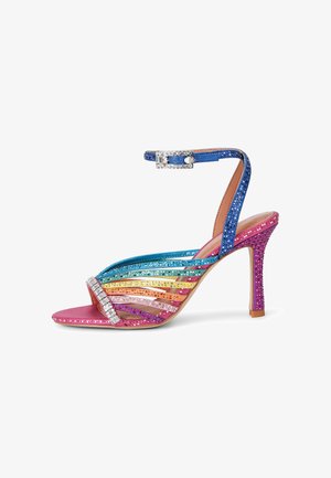 Sandalo con tacco alto con cinturini glitter multicolore in ordine arcobaleno e cinturino alla caviglia blu con fibbia argentata decorata con strass.