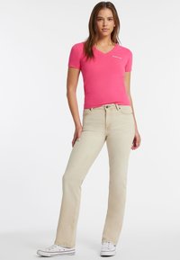 Guess Jeans CON SCOLLO A V AMERICAN TRADITION  - T-shirt basic - fucsia