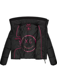 Schwarze Pufferjacke mit pinken Akzenten; verfügt über den gedruckten Text "100% TIERVERSTEHER" und ein Logo; Reißverschluss auf der linken Seite.