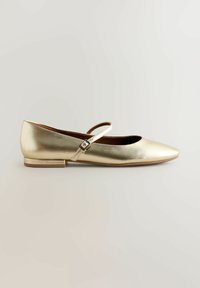 Goldfarbene, metallische Ballerinas mit einer spitzen Zehenpartie, seitlichem Riemen mit einer kleinen Schnalle und einem niedrigen, rechteckigen Absatz. Glatte Textur.