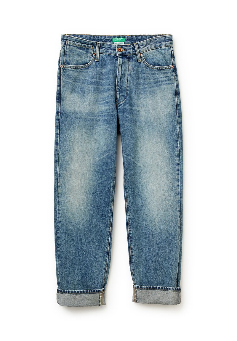 Jeans de mezclilla azul claro con un acabado desvaído. Diseño clásico de cinco bolsillos, forma de pierna recta y puños enrollados. Detalles de hardware en color cobre.